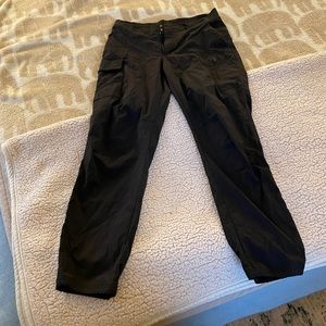Athleta Trekkie utility cargo pant in black size 8